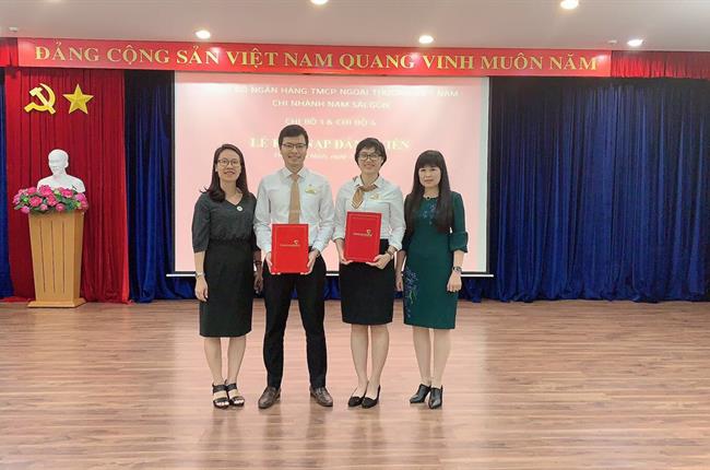 Chi bộ 1 và Chi bộ 4 - Đảng bộ cơ sở Vietcombank Nam Sài Gòn kết nạp Đảng viên mới