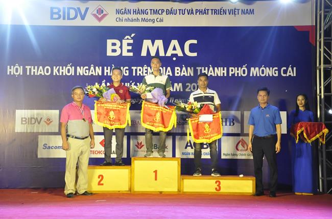 Vietcombank Móng Cái đạt giải Nhất toàn đoàn Hội thao khối ngân hàng