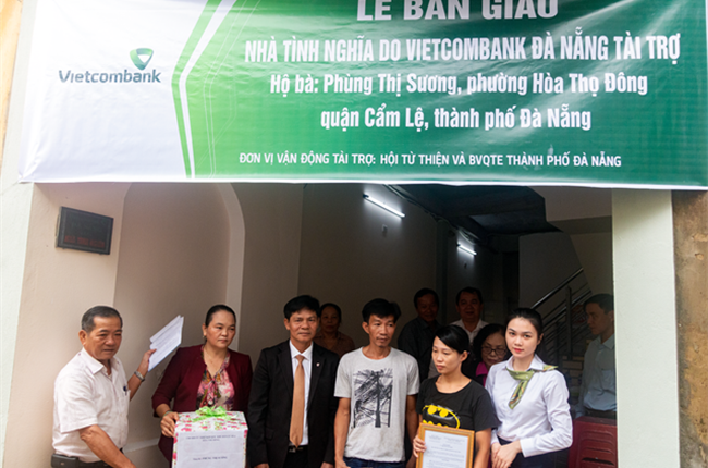 Vietcombank Đà Nẵng bàn giao nhà tình nghĩa cho các hộ gia đình nghèo, có hoàn cảnh đặc biệt khó khăn ở huyện Hòa Vang và quận Cẩm Lệ, thành phố Đà Nẵng