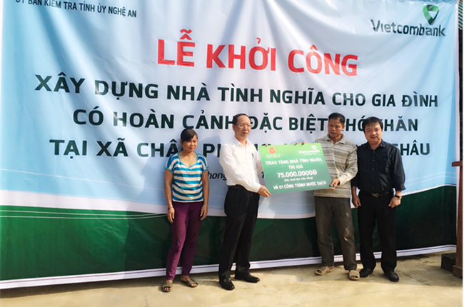 Vietcombank Vinh xây dựng nhà tình nghĩa trao tặng gia đình đặc biệt khó khăn
