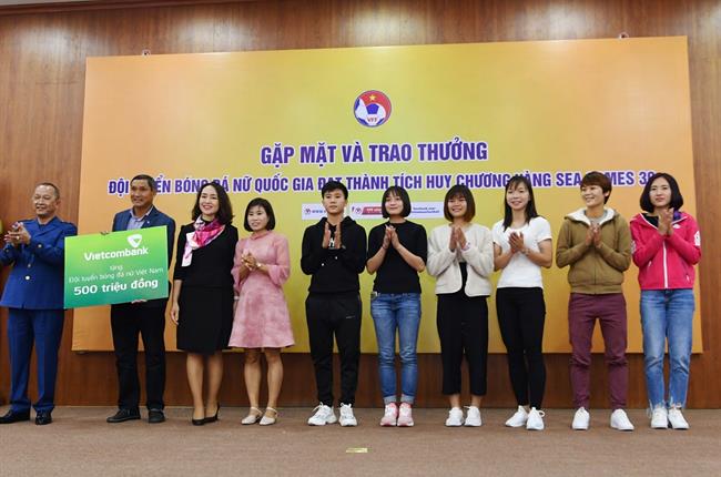 Vietcombank trao tặng 1,5 tỷ đồng cho Đội tuyển Bóng đá nữ và Đội tuyển Bóng đá nam U22 Việt Nam 