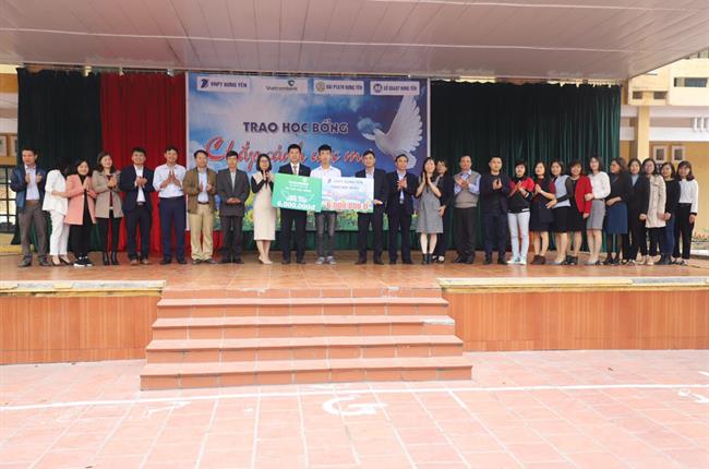 Vietcombank Hưng Yên đồng hành cùng Chương trình “Chắp cánh ước mơ” tặng học bổng cho học sinh nghèo