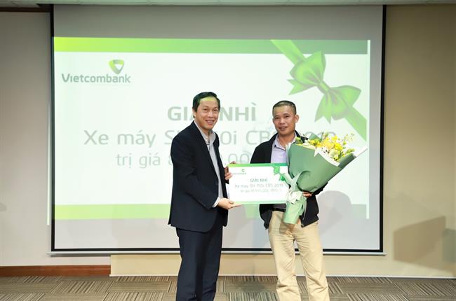Vietcombank Chương Dương trao thưởng Chương trình “Đăng ký Ebank – Rinh nhanh xế xịn”