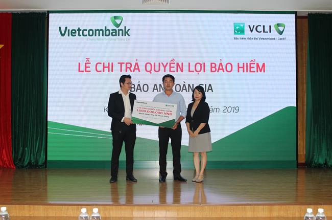 Vietcombank Kiên Giang phối hợp với VCLI tổ chức Lễ chi trả quyền lợi bảo hiểm “Bảo an toàn gia” cho gia đình khách hàng