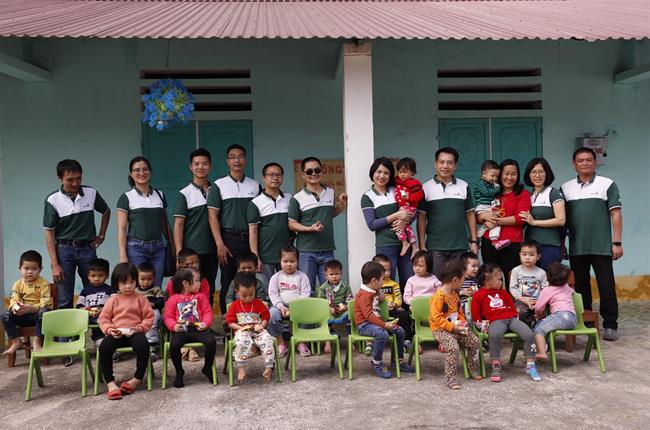 Công ty cho thuê Tài chính Vietcombank tặng quà cho trẻ em vùng cao