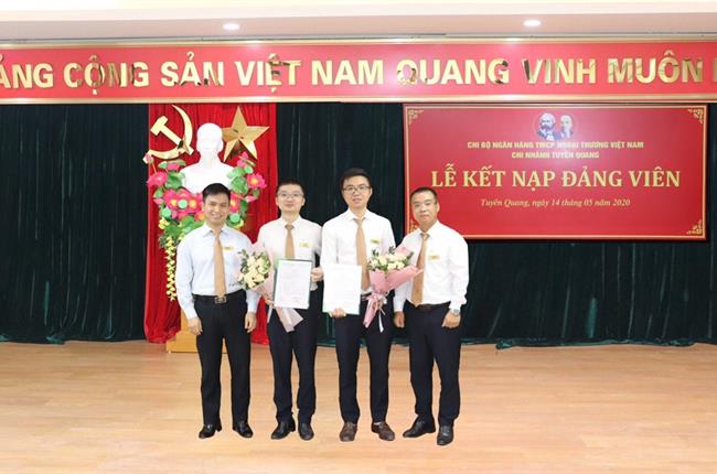 Vietcombank Tuyên Quang tổ chức Lễ kết nạp Đảng viên mới