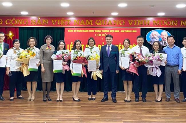 Tuổi trẻ Vietcombank Thăng Long xung kích trong hoạt động kinh doanh, tích cực trong công tác xây dựng Đảng