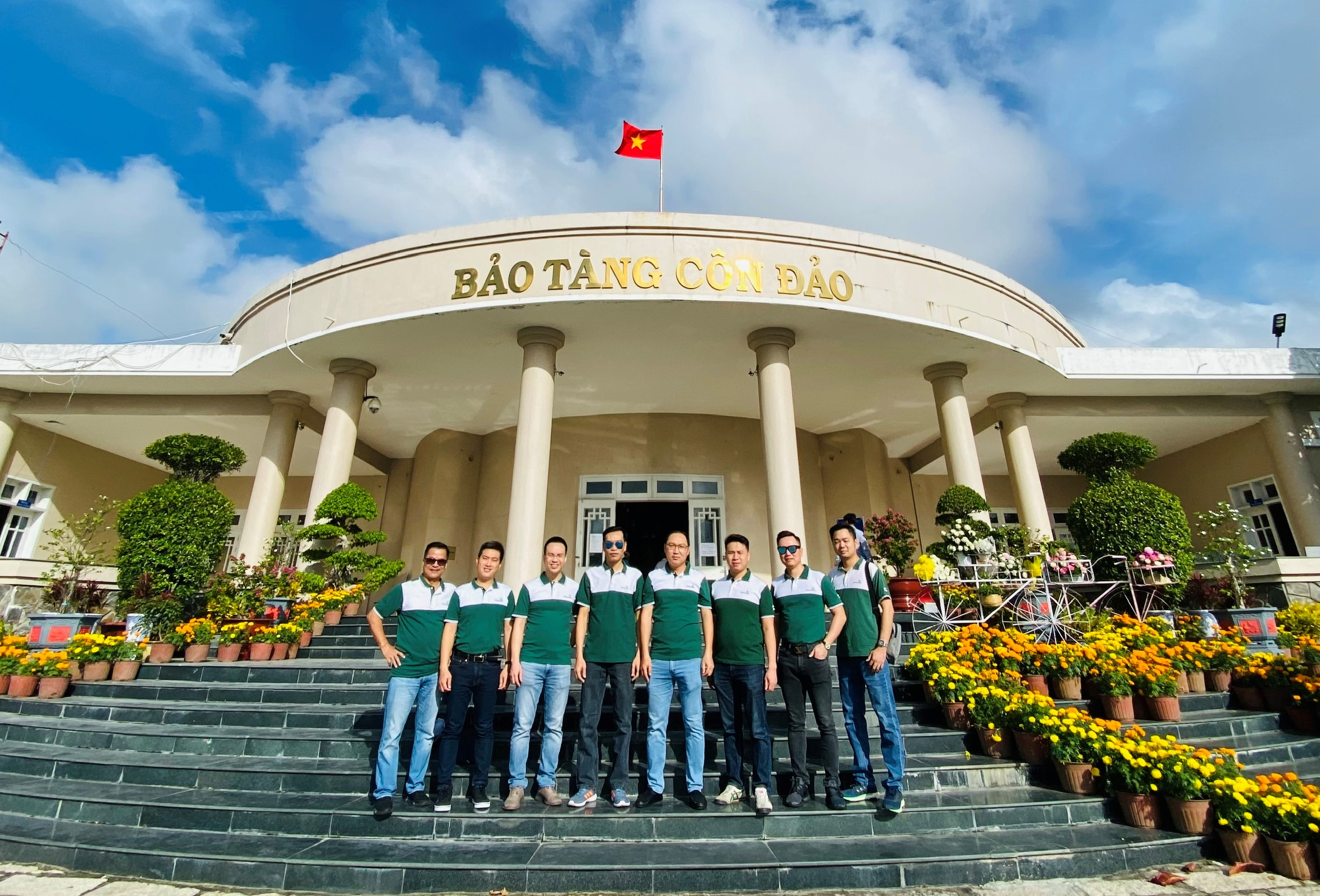Vietcombank Sóc Sơn tổ chức hành trình về nguồn tại Côn Đảo