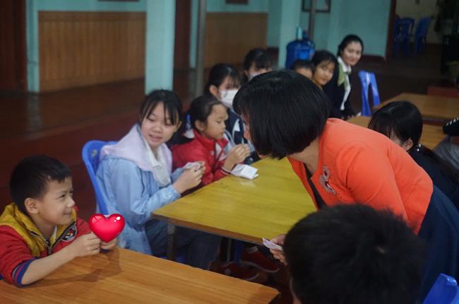 Vietcombank Hưng Yên và món quà ý nghĩa tặng các em nhỏ mồ côi ở Trung tâm hy vọng Tiên Cầu 