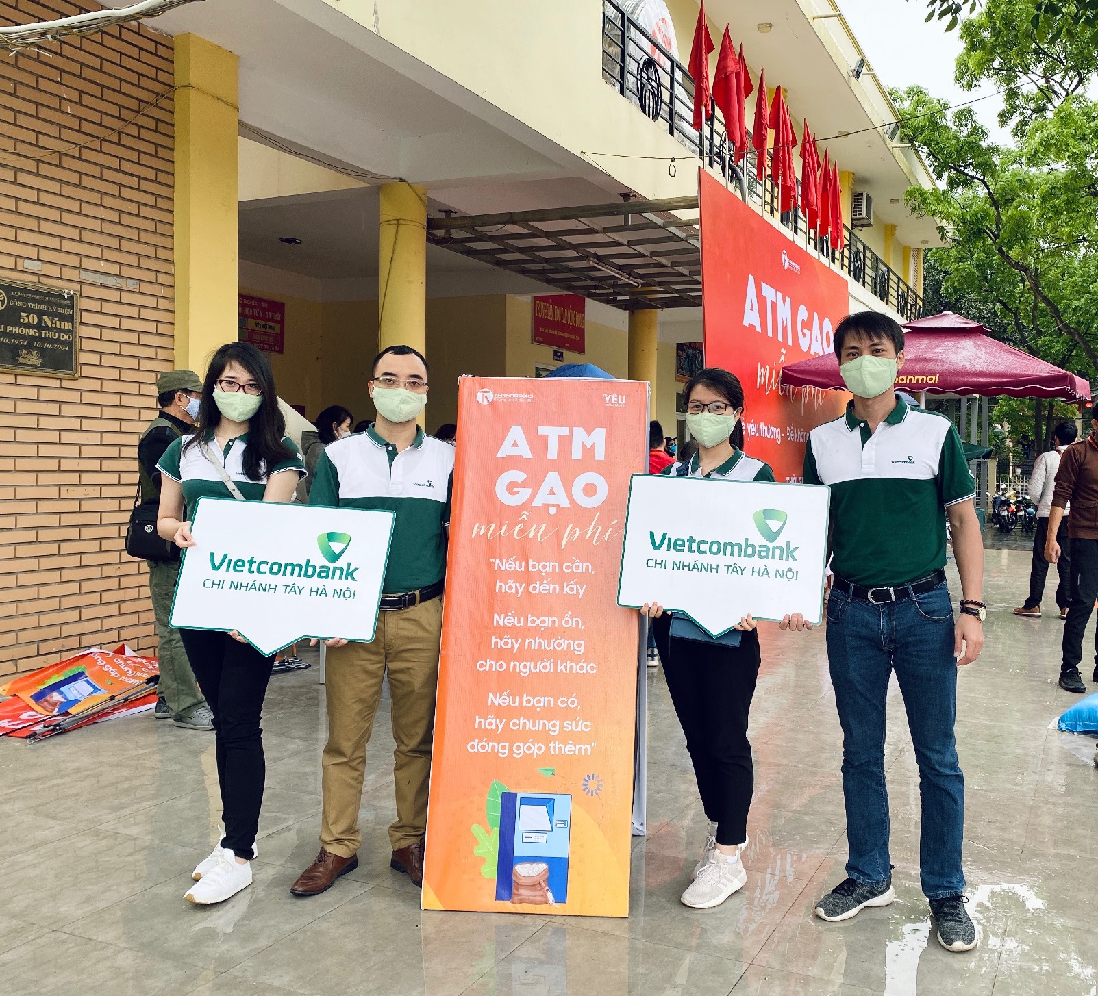 Đoàn cơ sở Vietcombank Tây Hà Nội ủng hộ gạo hỗ trợ người lao động nghèo, người dân khó khăn do ảnh hưởng bởi dịch bệnh COVID-19