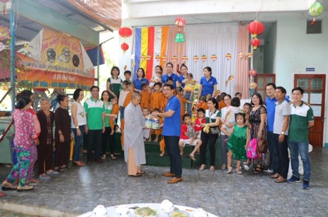 Vietcombank Quy Nhơn ủng hộ các cháu cô nhi tại chùa Mỹ Hóa, huyện Phù Cát, tỉnh Bình Định