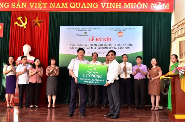 Vietcombank Lạng Sơn tài trợ 1 tỷ đồng xây dựng nhà đại đoàn kết tại địa phương