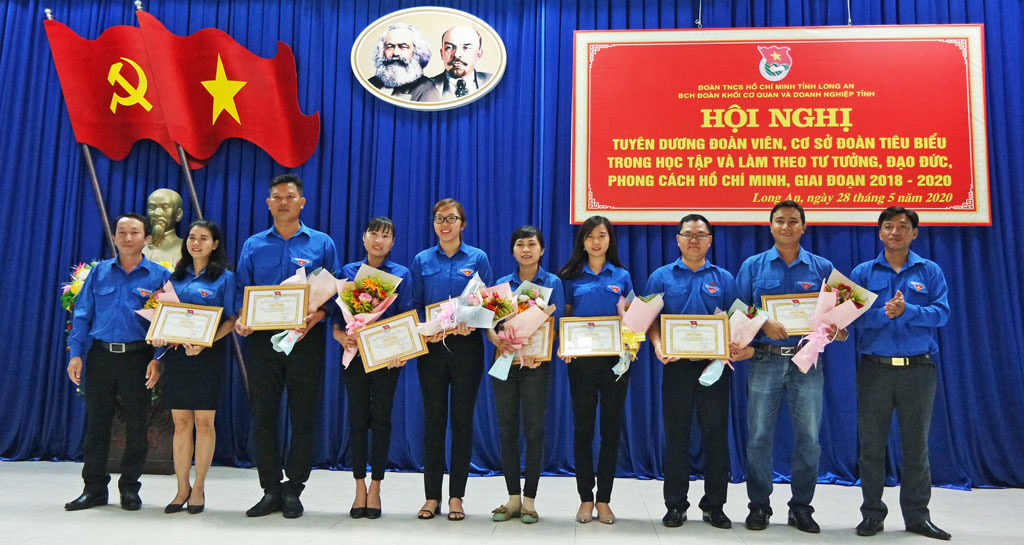Đoàn thanh niên Vietcombank Long An vinh dự được khen thưởng là cơ sở Đoàn tiêu biểu