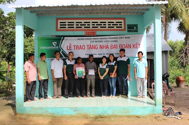Vietcombank Kiên Giang trao tặng 10 nhà đại đoàn kết