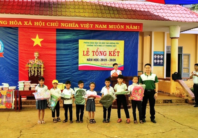 Đoàn CS Vietcombank Đắk Lắk tặng quà tổng kết năm học cho các em học sinh dân tộc thiểu số tại Trường tiểu học Lý Thường Kiệt