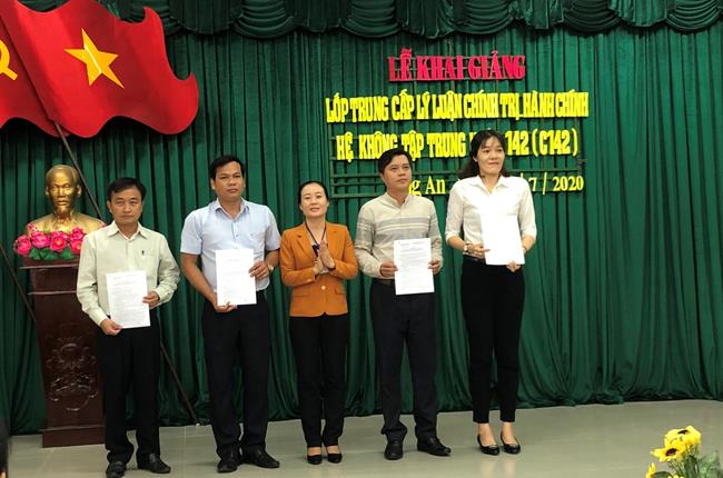 Đảng viên thuộc Chi bộ Vietcombank Long An tham gia lớp Trung cấp lý luận chính trị, hệ không tập trung khóa 142 