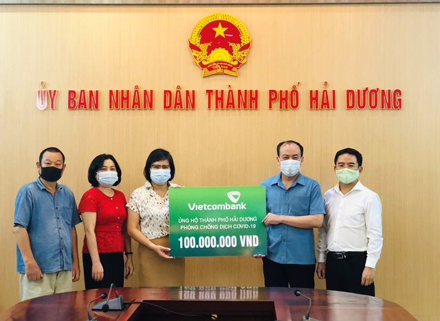 Vietcombank Hải Dương ủng hộ 100 triệu đồng thực hiện công tác phòng chống dịch COVID – 19 tại tỉnh Hải Dương