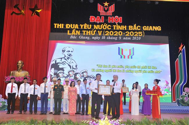 Giám đốc Vietcombank Bắc Giang vinh dự nhận Bằng khen của Chủ tịch UBND tỉnh Bắc Giang