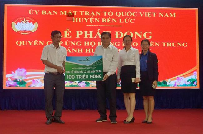 Vietcombank Long An ủng hộ 160 triệu đồng hỗ trợ đồng bào các tỉnh miền Trung