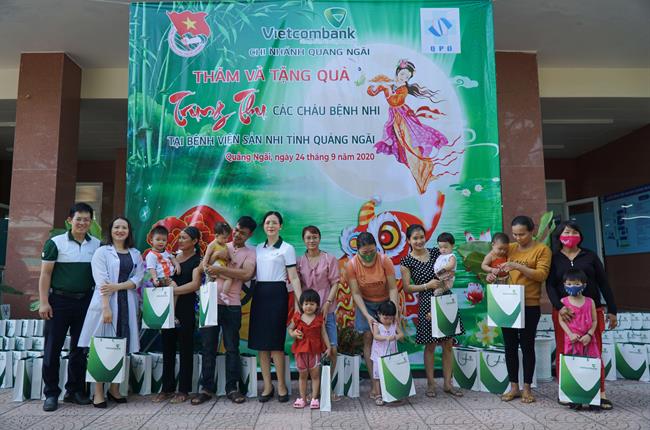 Vietcombank Quảng Ngãi trao quà trung thu cho bệnh nhi tại Bệnh viện Sản nhi tỉnh Quảng Ngãi