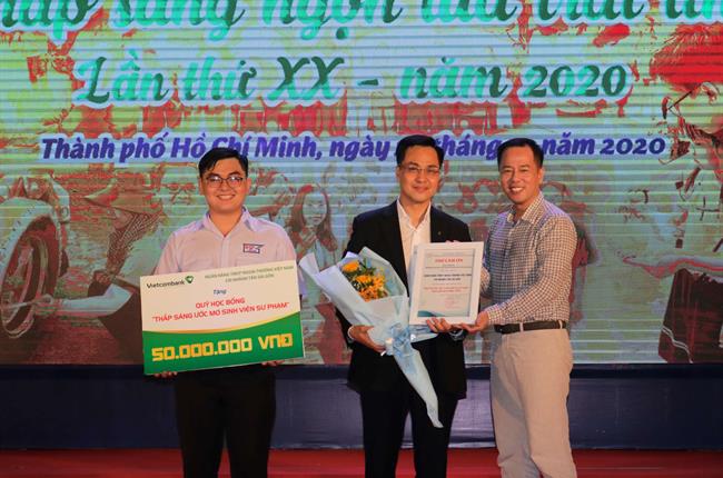 Vietcombank Tân Sài Gòn trao học bổng “Thắp sáng ước mơ sinh viên sư phạm”