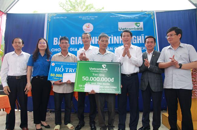 Vietcombank Phú Thọ bàn giao nhà tình nghĩa cho hộ nghèo  tại xã Minh Hòa, huyện Yên Lập, tỉnh Phú Thọ