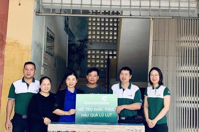 Đoàn cơ sở Vietcombank Quảng Bình trao tặng trang thiết bị dạy học