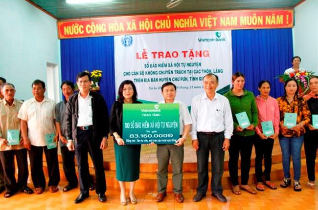 Vietcombank Gia Lai trao tặng 100 sổ bảo hiểm xã hội cho cán bộ không chuyên trách thôn, làng trên địa bàn huyện Chư Pưh, tỉnh Gia Lai.