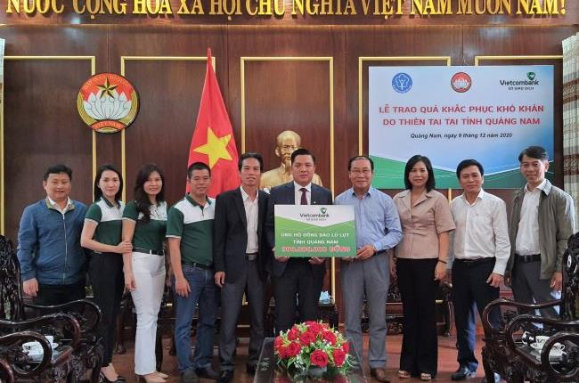 Vietcombank Sở giao dịch tặng 372 thẻ BHYT cho người nghèo vùng lũ lụt tỉnh Quảng Nam