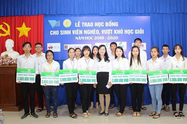 Vietcombank An Giang trao 15 suất học bổng tại Trường Đại học An Giang