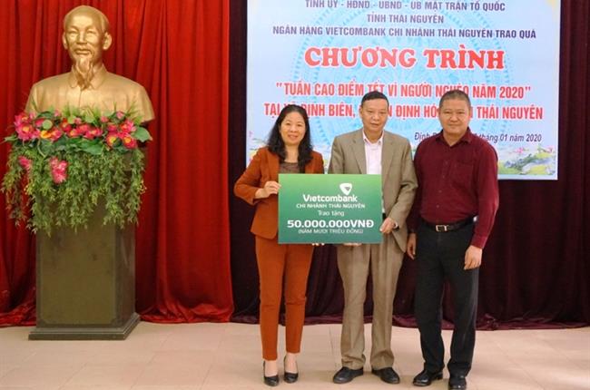 Vietcombank Thái Nguyên trao tặng 50 triệu đồng quà Tết cho các gia đình nghèo xã Định Biên, huyện Định Hóa, tỉnh Thái Nguyên