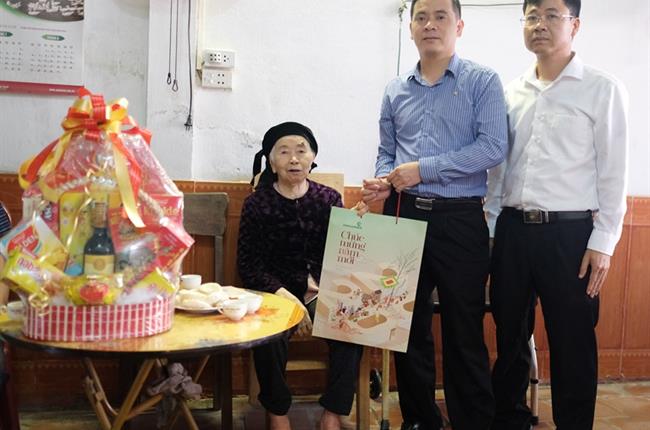 Vietcombank Vĩnh Phúc thăm hỏi và tặng quà Mẹ Việt Nam Anh hùng nhân dịp Tết Canh Tý 2020