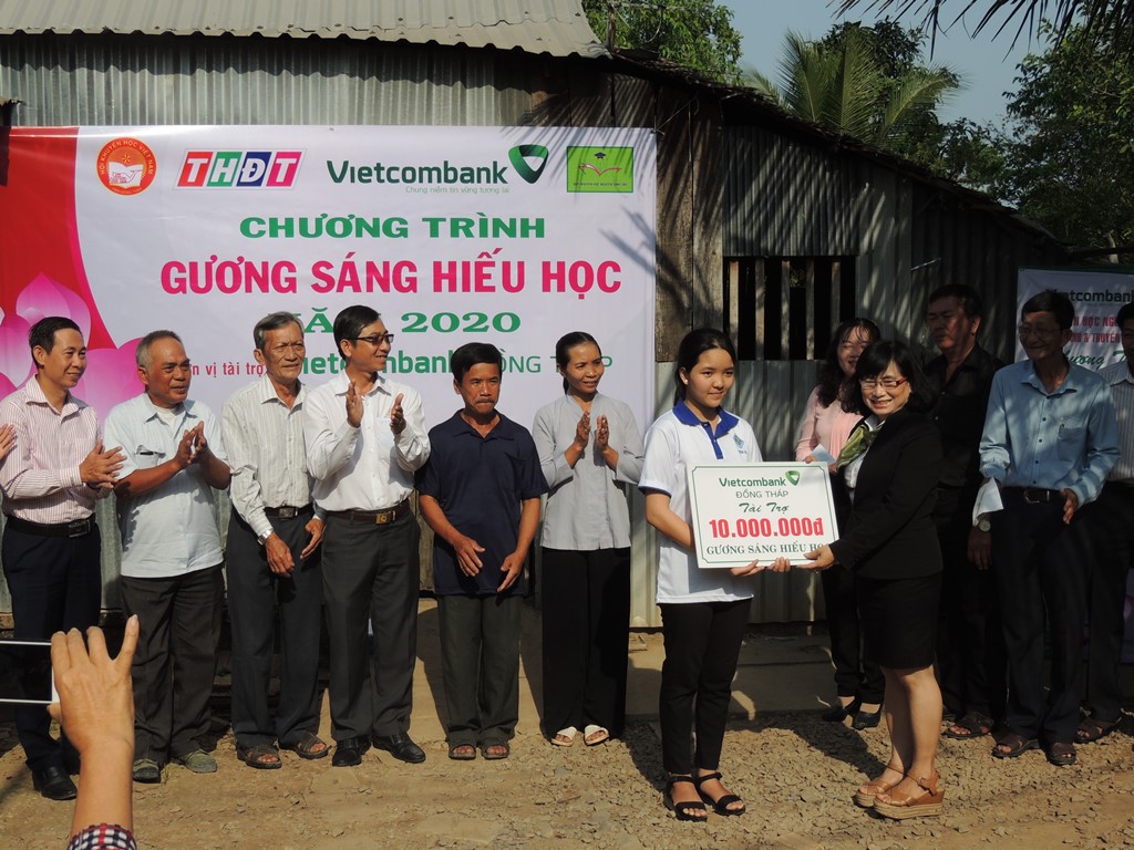 Vietcombank Đồng Tháp trao học bổng hiếu học cho sinh viên có hoàn cảnh khó khăn