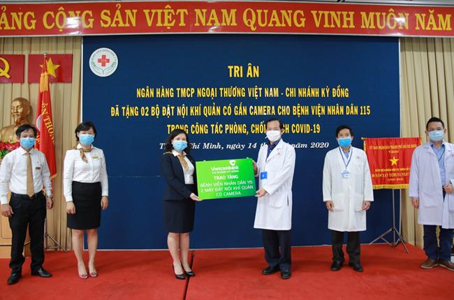 Vietcombank Kỳ Đồng trao tặng 02 bộ đặt nội khí quản có gắn camera cho Bệnh viện Nhân dân 115