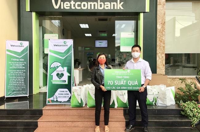 Vietcombank Bắc Gia Lai thực hiện chương trình “Yêu thương trao đi là còn mãi”, hỗ trợ người nghèo chống dịch Covid 19 