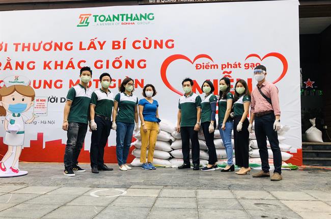 Công ty Cho thuê tài chính Vietcombank ủng hộ 01 tấn gạo hỗ trợ người dân bị ảnh hưởng bởi dịch COVID-19