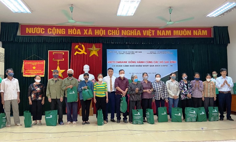 Vietcombank Thăng Long hỗ trợ 90 triệu đồng cho các gia đình khó khăn trên địa bàn bị ảnh hưởng bởi đại dịch Covid-19