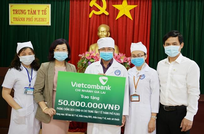 Vietcombank Gia Lai hỗ trợ 160 triệu đồng trang thiết bị cho các trung tâm y tế phòng chống dịch COVID-19