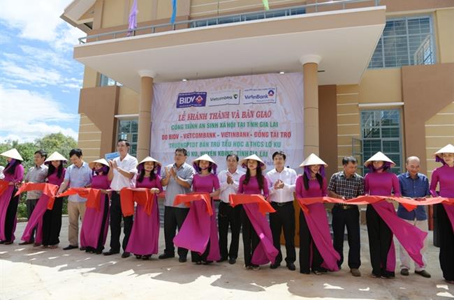 Lễ khánh thành và bàn giao Trường Phổ thông dân tộc bán trú Tiểu học và THCS Lơ Ku do Vietcombank tài trợ 5,5 tỷ đồng