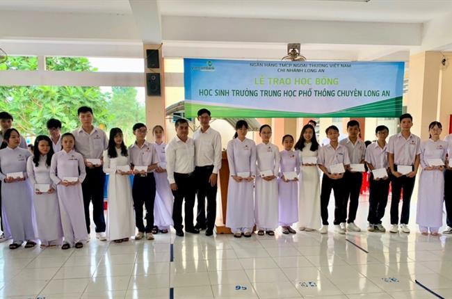 Vietcombank Long An trao 25 suất học bổng cho học sinh nghèo Trường THPT chuyên Tân An