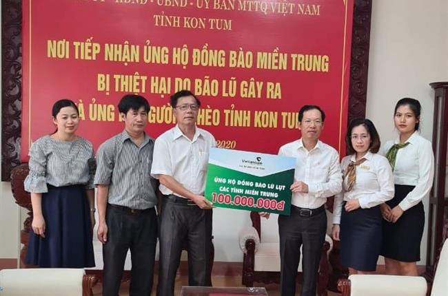 Vietcombank Kon Tum ủng hộ 100 triệu đồng hỗ trợ đồng bào miền Trung khắc phục hậu quả lũ lụt