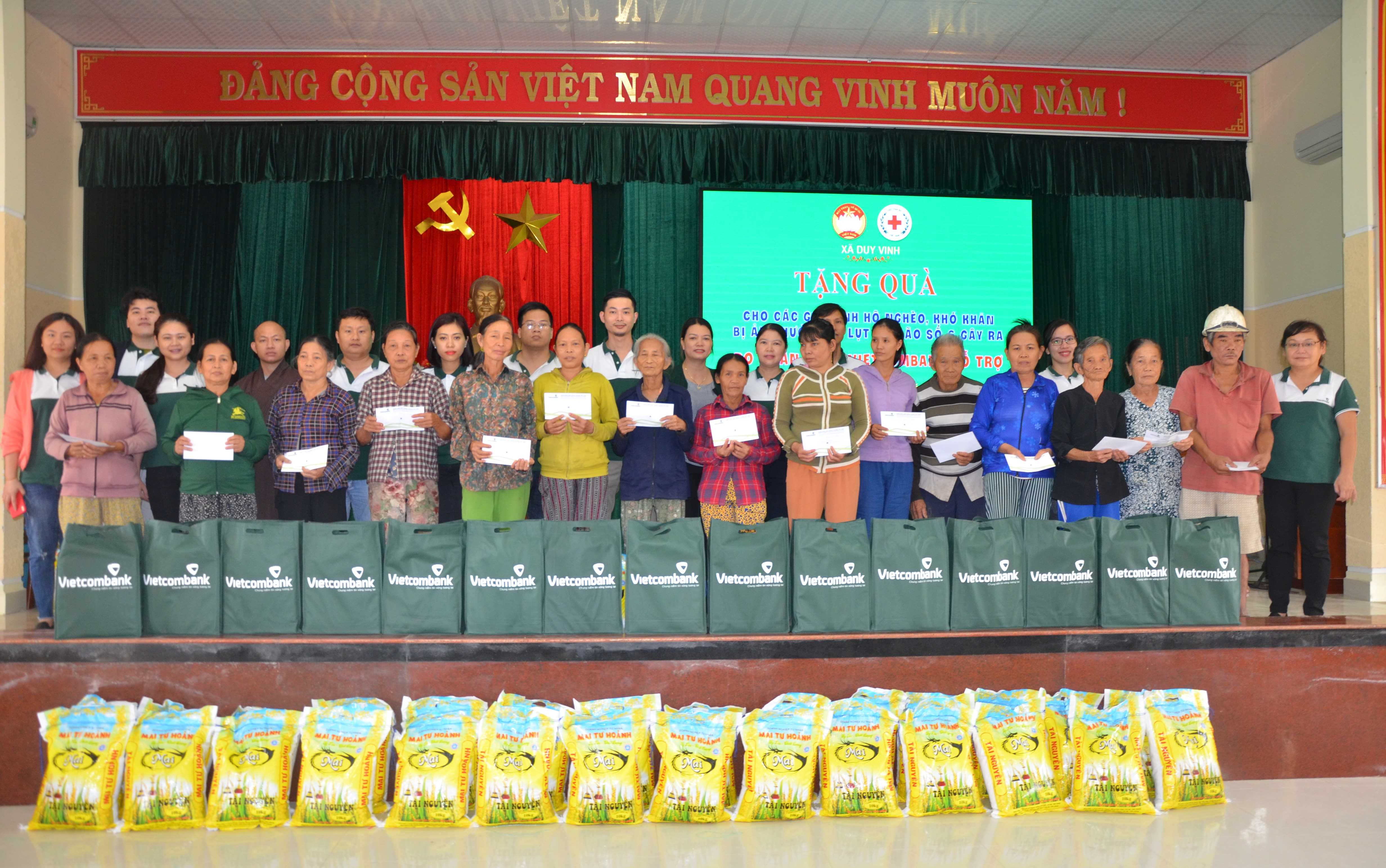 Các chi nhánh Vietcombank trên địa bàn TP.HCM và Vietcombank Quảng Nam tặng quà hỗ trợ người dân tỉnh Quảng Nam bị ảnh hưởng bởi bão lũ