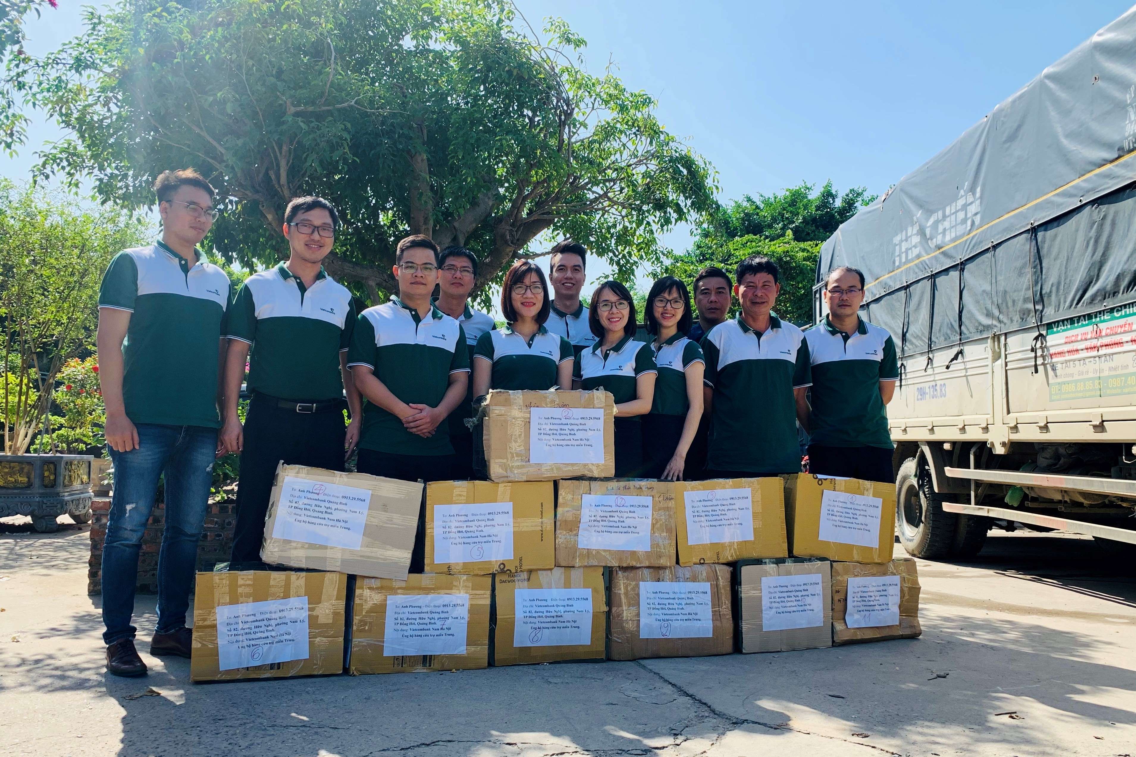 Vietcombank Nam Hà Nội trao tặng bánh chưng cho đồng bào miền Trung
