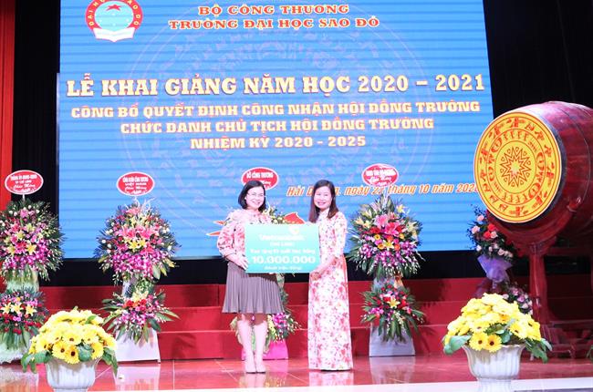 Vietcombank Chí Linh tài trợ học bổng cho trường Đại học Sao Đỏ
