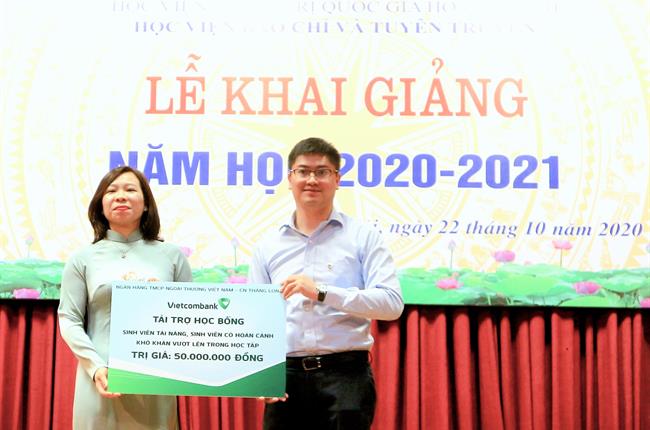 Vietcombank Thăng Long tài trợ học bổng cho sinh viên tài năng, sinh viên hiếu học của Học viện Báo chí và Tuyên truyền năm học 2020 - 2021