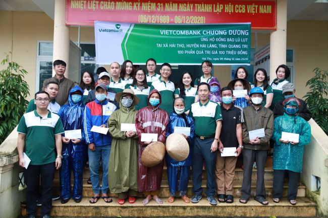 Vietcombank Chương Dương ủng hộ 100 triệu đồng hỗ trợ đồng bào huyện Hải Lăng, tỉnh Quảng Trị khắc phục hậu quả lũ lụt