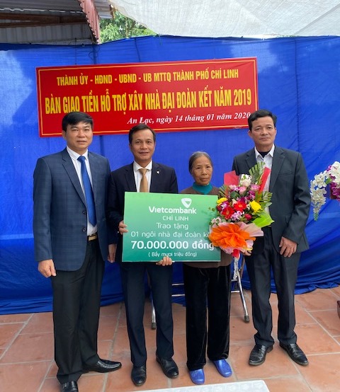 Vietcombank Chí Linh trao Nhà đại đoàn kết cho 02 hộ nghèo tại phường An Lạc, thành phố Chí Linh