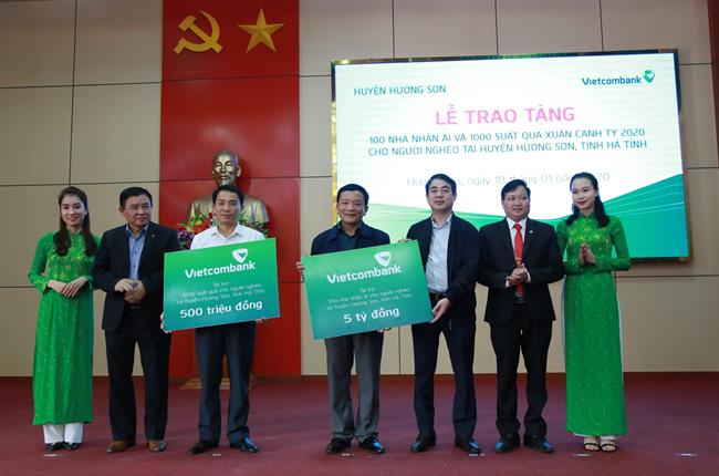 Vietcombank tặng 100 nhà nhân ái (trị giá 5 tỷ đồng) và 1000 suất quà, mang Tết ấm đến với người nghèo tại huyện Hương Sơn, tỉnh Hà Tĩnh 