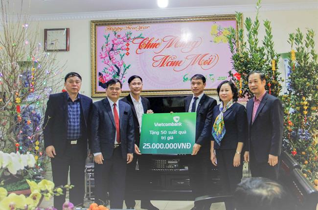 Vietcombank Bắc Giang tặng 600 suất quà Tết cho người nghèo tỉnh Bắc Giang năm 2020 