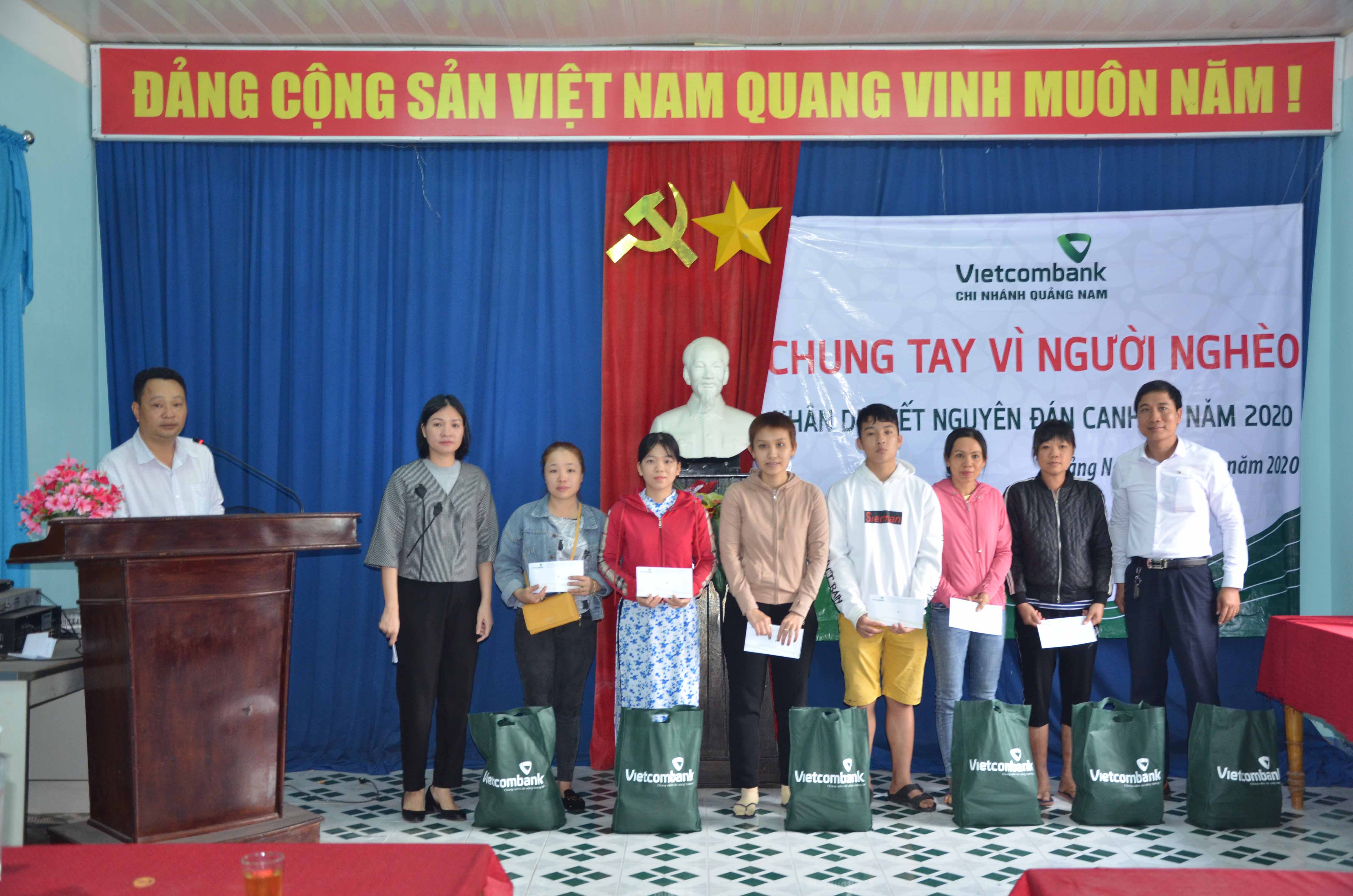 Vietcombank Quảng Nam tặng 350 suất quà đến người nghèo nhân dịp xuân Canh Tý 2020